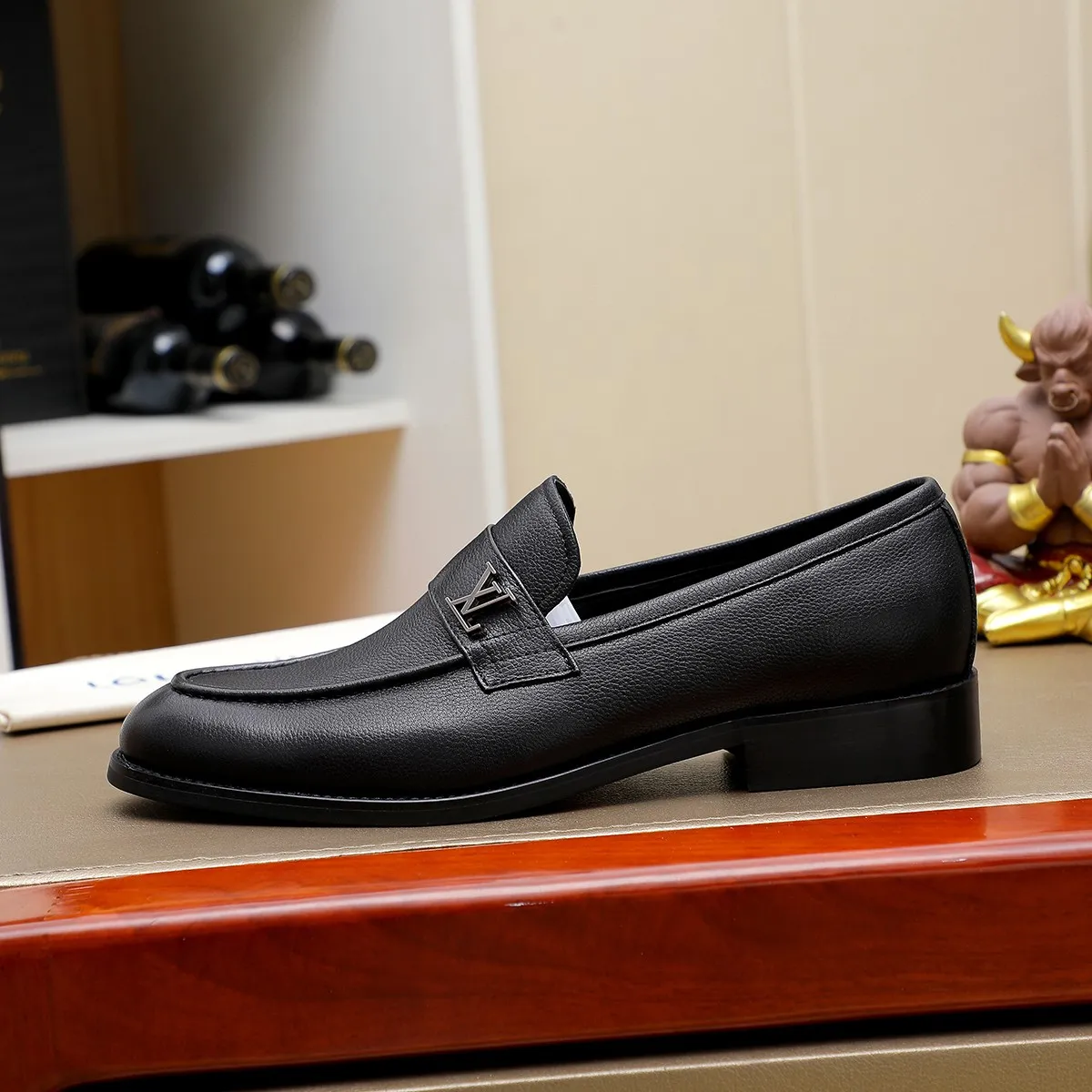 Men's Men's Shoes 💰420 💰[Louis Vuitton] LV high-end business formal leather shoes! ! Luxurious and elegant style, equal emphasis on practicality and style, professional focus on details and quality, counter original 1⃣️: 1⃣️ super accurate reproduction👍🏻! Material: The upper is made of imported original soft 🐂cowhide ➕imported first-layer sheepskin lining. Original anti-slip and wear-resistant outsole! Code number: 39--45, (38.46 custom-made) Large quantities in stock!